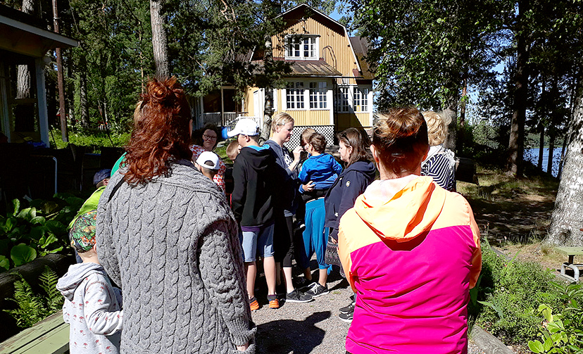 Yhden vanhemman perheitä Yksin vanhempana ry:n leirillä saaressa.